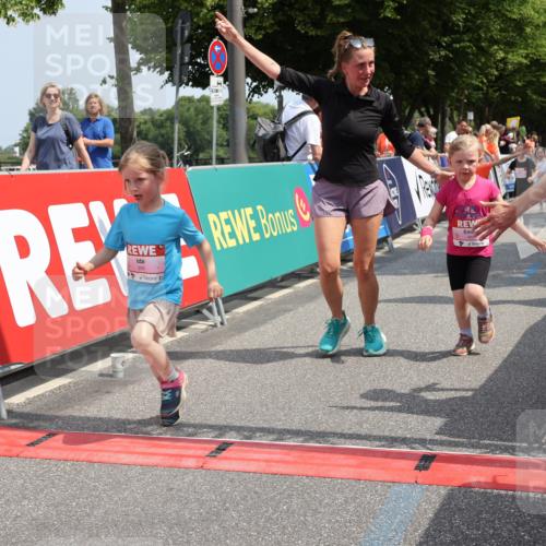 15.06.2025 - REWE Women's Run Strokosch-Dieckow http://msf.ph/oto/7944713 15.06.2025 11:36:34 Ziel 109, 117, 127, 171, 215, 259, 272, 279, 320 meine-sportfotos.de