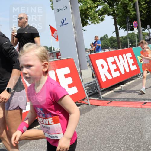 15.06.2025 - REWE Women's Run Strokosch-Dieckow http://msf.ph/oto/7944756 15.06.2025 11:36:36 Ziel 109, 127, 171, 215, 259, 272, 279, 307, 320 meine-sportfotos.de