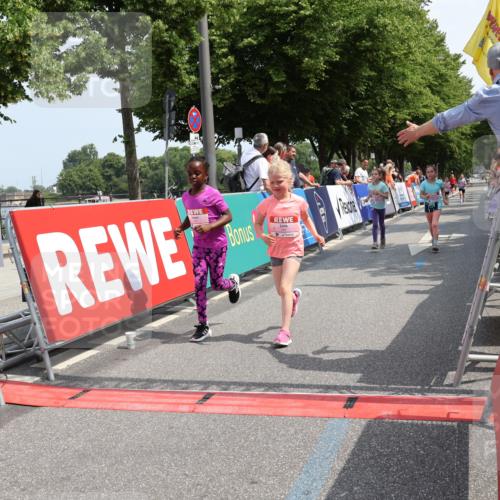 15.06.2025 - REWE Women's Run Strokosch-Dieckow http://msf.ph/oto/7944884 15.06.2025 11:36:43 Ziel 109, 134, 171, 193, 247, 248, 279, 307 meine-sportfotos.de