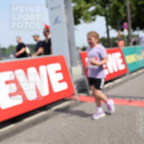 15.06.2025 - REWE Women's Run Strokosch-Dieckow http://msf.ph/oto/7945063 15.06.2025 11:36:56 Ziel 194, 317 meine-sportfotos.de