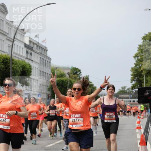 15.06.2025 - REWE Women's Run Jannik Wohlers http://msf.ph/oto/7958000 15.06.2025 09:44:15 Laufen 5489, 55, 5293, 5302, 5377 meine-sportfotos.de