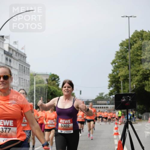 15.06.2025 - REWE Women's Run Jannik Wohlers http://msf.ph/oto/7958048 15.06.2025 09:44:16 Laufen 377, 5176, 5302 meine-sportfotos.de