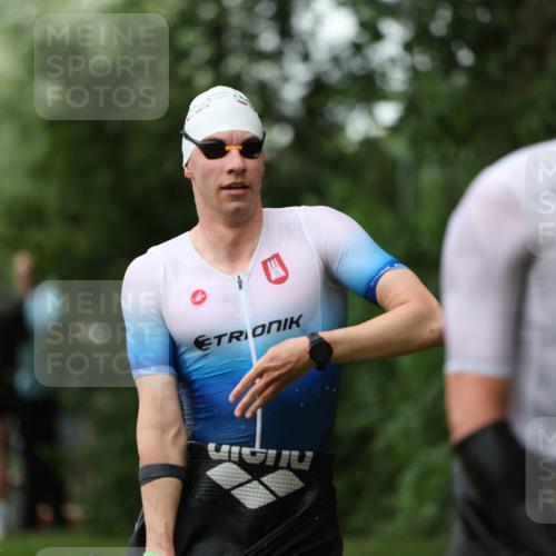 15.06.2025 - 7 Türme Triathlon Michael Strokosch http://msf.ph/oto/7959332 15.06.2025 12:09:03 Schwimmen 465, 505 meine-sportfotos.de