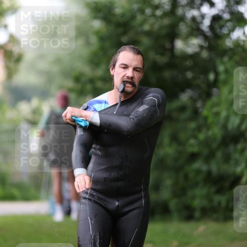 15.06.2025 - 7 Türme Triathlon Michael Strokosch http://msf.ph/oto/7959497 15.06.2025 12:10:01 Schwimmen 374, 410, 571, 602 meine-sportfotos.de
