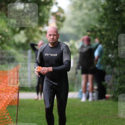 15.06.2025 - 7 Türme Triathlon Michael Strokosch http://msf.ph/oto/7959656 15.06.2025 12:10:11 Schwimmen 374, 410, 571, 602 meine-sportfotos.de