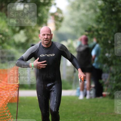 15.06.2025 - 7 Türme Triathlon Michael Strokosch http://msf.ph/oto/7959662 15.06.2025 12:10:11 Schwimmen 374, 410, 571, 602 meine-sportfotos.de