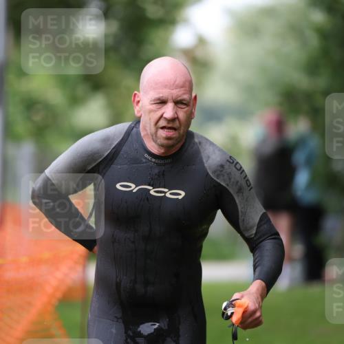 15.06.2025 - 7 Türme Triathlon Michael Strokosch http://msf.ph/oto/7959703 15.06.2025 12:10:13 Schwimmen 374, 410, 571 meine-sportfotos.de