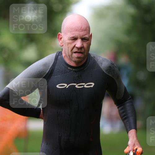 15.06.2025 - 7 Türme Triathlon Michael Strokosch http://msf.ph/oto/7959711 15.06.2025 12:10:13 Schwimmen 374, 410, 571 meine-sportfotos.de
