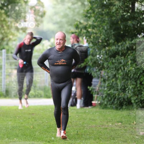 15.06.2025 - 7 Türme Triathlon Michael Strokosch http://msf.ph/oto/7959719 15.06.2025 12:10:15 Schwimmen 374, 410, 571 meine-sportfotos.de