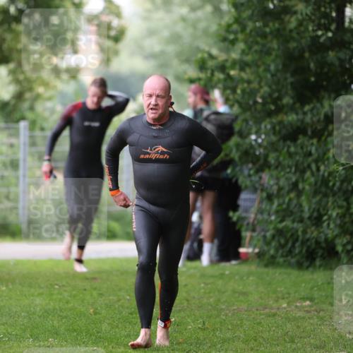 15.06.2025 - 7 Türme Triathlon Michael Strokosch http://msf.ph/oto/7959724 15.06.2025 12:10:15 Schwimmen 374, 410, 571 meine-sportfotos.de