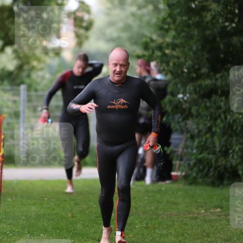 15.06.2025 - 7 Türme Triathlon Michael Strokosch http://msf.ph/oto/7959731 15.06.2025 12:10:15 Schwimmen 374, 410, 571 meine-sportfotos.de