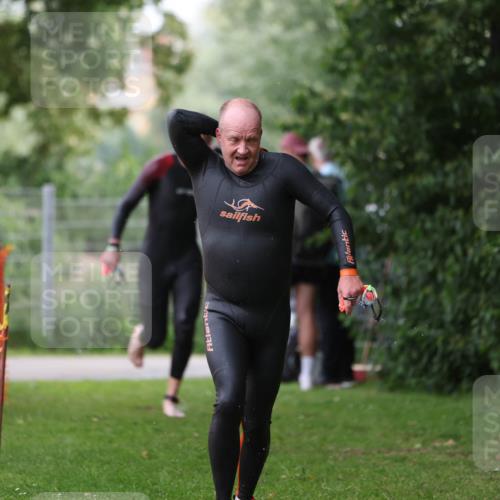 15.06.2025 - 7 Türme Triathlon Michael Strokosch http://msf.ph/oto/7959737 15.06.2025 12:10:16 Schwimmen 374, 410, 571 meine-sportfotos.de