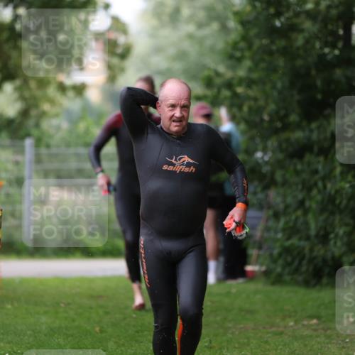 15.06.2025 - 7 Türme Triathlon Michael Strokosch http://msf.ph/oto/7959743 15.06.2025 12:10:16 Schwimmen 374, 410, 571 meine-sportfotos.de