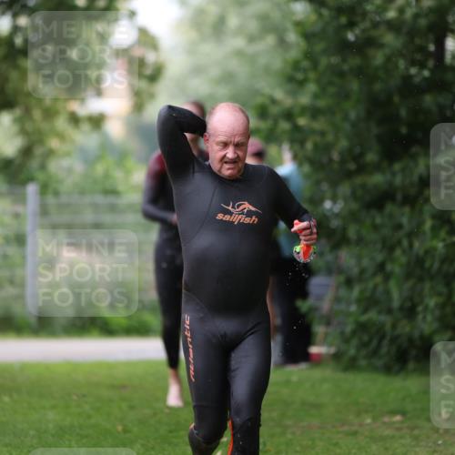 15.06.2025 - 7 Türme Triathlon Michael Strokosch http://msf.ph/oto/7959747 15.06.2025 12:10:16 Schwimmen 374, 410, 571 meine-sportfotos.de
