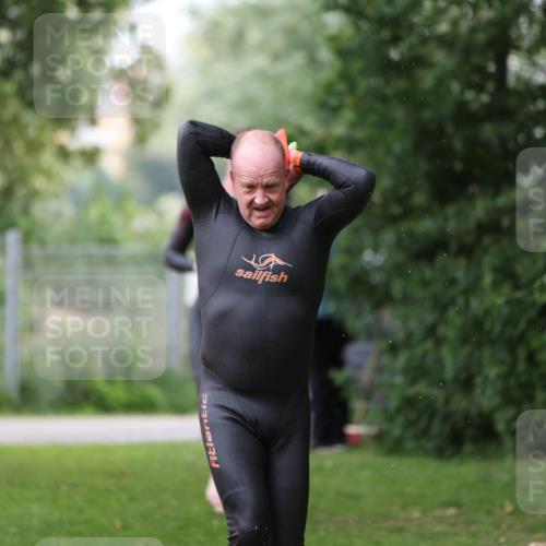 15.06.2025 - 7 Türme Triathlon Michael Strokosch http://msf.ph/oto/7959753 15.06.2025 12:10:17 Schwimmen 374, 410, 571 meine-sportfotos.de