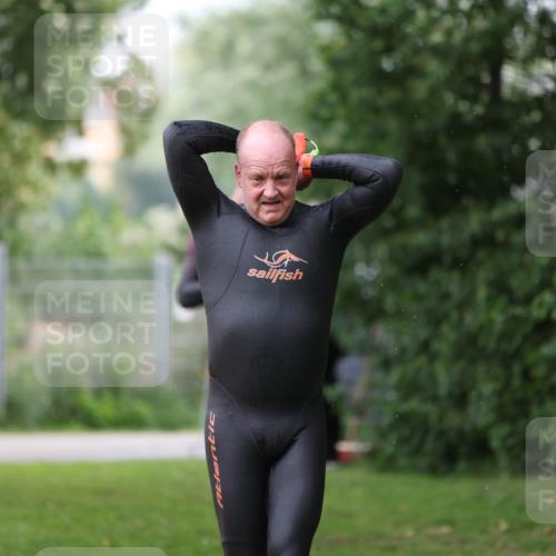 15.06.2025 - 7 Türme Triathlon Michael Strokosch http://msf.ph/oto/7959760 15.06.2025 12:10:17 Schwimmen 374, 410, 571 meine-sportfotos.de