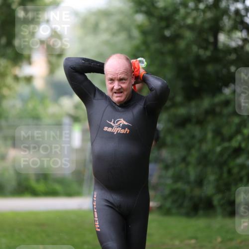 15.06.2025 - 7 Türme Triathlon Michael Strokosch http://msf.ph/oto/7959768 15.06.2025 12:10:17 Schwimmen 374, 410, 571 meine-sportfotos.de
