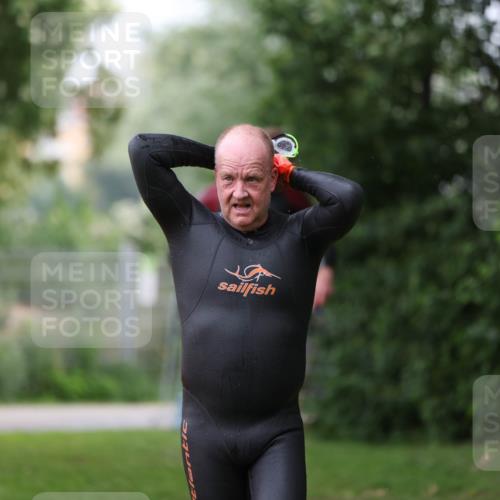 15.06.2025 - 7 Türme Triathlon Michael Strokosch http://msf.ph/oto/7959771 15.06.2025 12:10:17 Schwimmen 374, 410, 571 meine-sportfotos.de