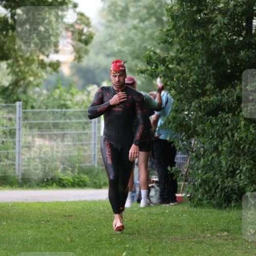 15.06.2025 - 7 Türme Triathlon Michael Strokosch http://msf.ph/oto/7959833 15.06.2025 12:10:45 Schwimmen 392, 399 meine-sportfotos.de