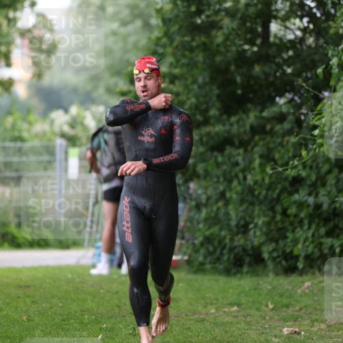 15.06.2025 - 7 Türme Triathlon Michael Strokosch http://msf.ph/oto/7959875 15.06.2025 12:10:46 Schwimmen 392, 399 meine-sportfotos.de