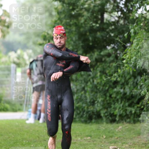 15.06.2025 - 7 Türme Triathlon Michael Strokosch http://msf.ph/oto/7959885 15.06.2025 12:10:46 Schwimmen 392, 399 meine-sportfotos.de
