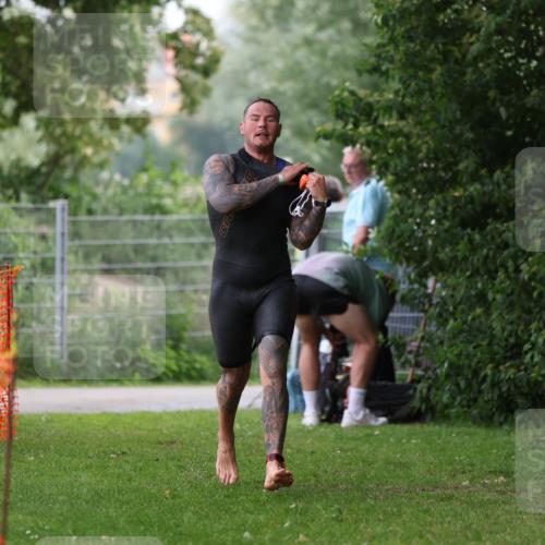 15.06.2025 - 7 Türme Triathlon Michael Strokosch http://msf.ph/oto/7960034 15.06.2025 12:11:08 Schwimmen 455, 611 meine-sportfotos.de