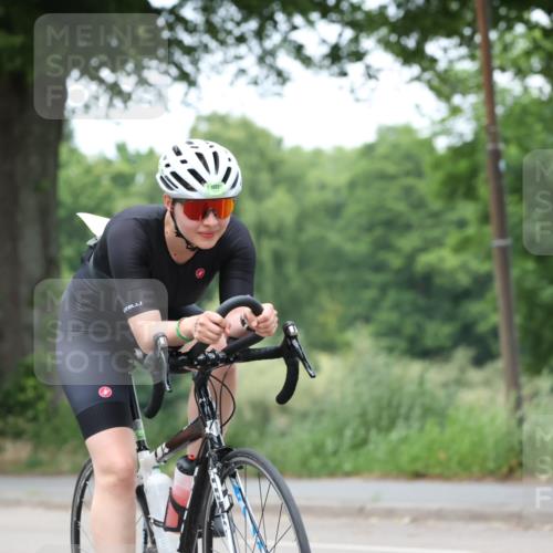 15.06.2025 - 7 Türme Triathlon Yannick Fuchs http://msf.ph/oto/7960342 15.06.2025 13:48:32 Radfahren 811, 854 meine-sportfotos.de