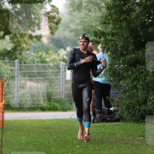 15.06.2025 - 7 Türme Triathlon Michael Strokosch http://msf.ph/oto/7960462 15.06.2025 12:11:33 Schwimmen 406, 475 meine-sportfotos.de