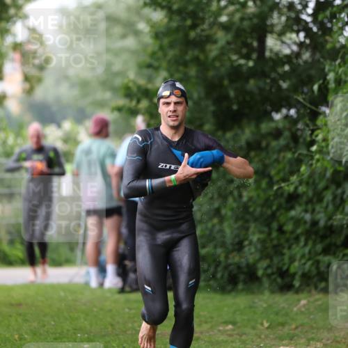 15.06.2025 - 7 Türme Triathlon Michael Strokosch http://msf.ph/oto/7960495 15.06.2025 12:11:35 Schwimmen 406, 475 meine-sportfotos.de