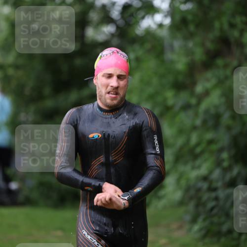 15.06.2025 - 7 Türme Triathlon Michael Strokosch http://msf.ph/oto/7960841 15.06.2025 12:12:29 Schwimmen 412, 443, 489, 551 meine-sportfotos.de