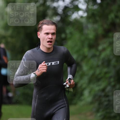 15.06.2025 - 7 Türme Triathlon Michael Strokosch http://msf.ph/oto/7961017 15.06.2025 12:12:37 Schwimmen 363, 412, 443, 489, 551 meine-sportfotos.de
