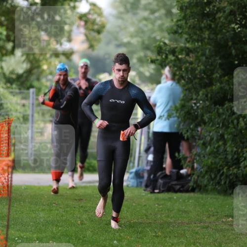 15.06.2025 - 7 Türme Triathlon Michael Strokosch http://msf.ph/oto/7961259 15.06.2025 12:13:06 Schwimmen 453, 459, 494, 561, 605 meine-sportfotos.de