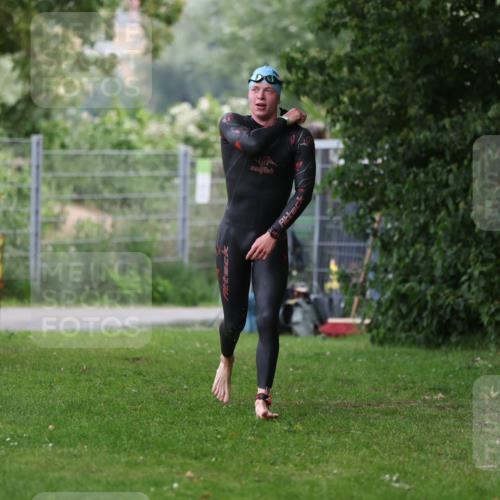 15.06.2025 - 7 Türme Triathlon Michael Strokosch http://msf.ph/oto/7962343 15.06.2025 12:14:34 Schwimmen 370, 439, 496, 498 meine-sportfotos.de