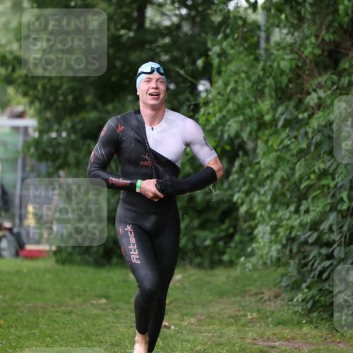 15.06.2025 - 7 Türme Triathlon Michael Strokosch http://msf.ph/oto/7962371 15.06.2025 12:14:36 Schwimmen 496, 498, 655 meine-sportfotos.de