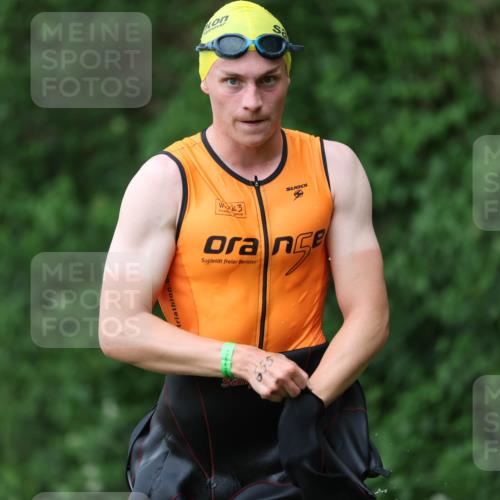 15.06.2025 - 7 Türme Triathlon Michael Strokosch http://msf.ph/oto/7962564 15.06.2025 12:14:53 Schwimmen 375, 448, 477, 504, 651, 655 meine-sportfotos.de