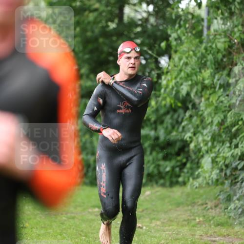 15.06.2025 - 7 Türme Triathlon Michael Strokosch http://msf.ph/oto/7962580 15.06.2025 12:14:54 Schwimmen 375, 448, 477, 504, 651, 655 meine-sportfotos.de