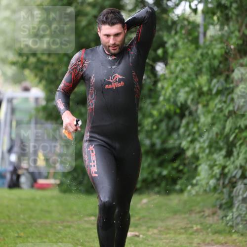 15.06.2025 - 7 Türme Triathlon Michael Strokosch http://msf.ph/oto/7962618 15.06.2025 12:14:58 Schwimmen 375, 448, 477, 504, 651, 655 meine-sportfotos.de