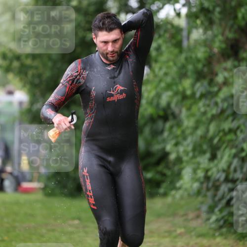 15.06.2025 - 7 Türme Triathlon Michael Strokosch http://msf.ph/oto/7962629 15.06.2025 12:14:58 Schwimmen 375, 448, 477, 504, 651, 655 meine-sportfotos.de