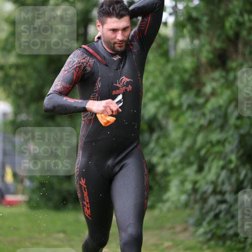 15.06.2025 - 7 Türme Triathlon Michael Strokosch http://msf.ph/oto/7962633 15.06.2025 12:14:59 Schwimmen 375, 448, 477, 504, 651, 655 meine-sportfotos.de