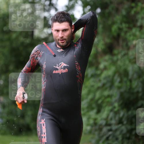 15.06.2025 - 7 Türme Triathlon Michael Strokosch http://msf.ph/oto/7962642 15.06.2025 12:14:59 Schwimmen 375, 448, 477, 504, 651, 655 meine-sportfotos.de