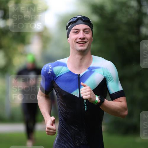 15.06.2025 - 7 Türme Triathlon Michael Strokosch http://msf.ph/oto/7963295 15.06.2025 12:15:56 Schwimmen 366, 411, 446, 500, 503, 537, 567, 575, 583 meine-sportfotos.de