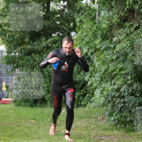 15.06.2025 - 7 Türme Triathlon Michael Strokosch http://msf.ph/oto/7963465 15.06.2025 12:16:07 Schwimmen 378, 397, 411, 503, 511, 537, 567, 583, 648, 669 meine-sportfotos.de