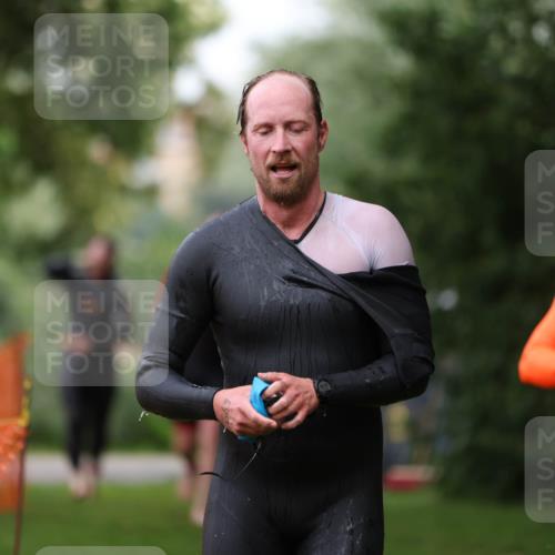 15.06.2025 - 7 Türme Triathlon Michael Strokosch http://msf.ph/oto/7963602 15.06.2025 12:16:15 Schwimmen 378, 397, 411, 414, 503, 511, 567, 616, 648, 657, 669, 677 meine-sportfotos.de
