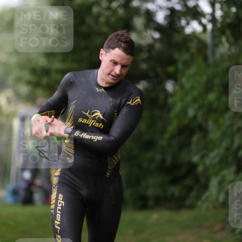 15.06.2025 - 7 Türme Triathlon Michael Strokosch http://msf.ph/oto/7963864 15.06.2025 12:16:31 Schwimmen 373, 378, 387, 397, 400, 414, 435, 560, 616, 629, 632, 648, 657, 677 meine-sportfotos.de