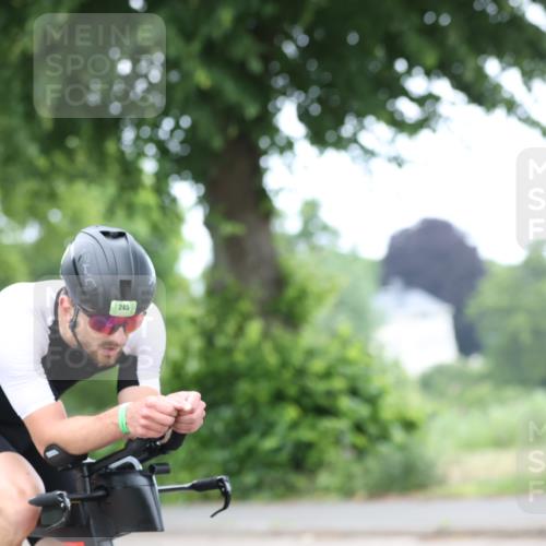 15.06.2025 - 7 Türme Triathlon Yannick Fuchs http://msf.ph/oto/7965863 15.06.2025 11:15:45 Radfahren  meine-sportfotos.de