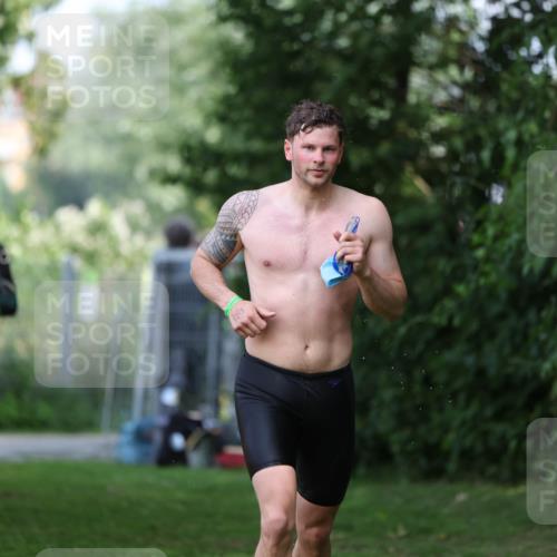15.06.2025 - 7 Türme Triathlon Michael Strokosch http://msf.ph/oto/7968161 15.06.2025 12:54:14 Schwimmen 707, 734, 760, 862, 930, 978, 990, 996, 1016, 1045, 1181 meine-sportfotos.de