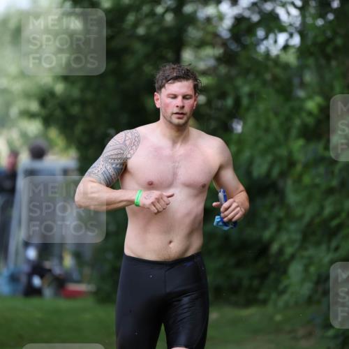 15.06.2025 - 7 Türme Triathlon Michael Strokosch http://msf.ph/oto/7968165 15.06.2025 12:54:15 Schwimmen 707, 734, 760, 862, 930, 978, 990, 996, 1016, 1045, 1181 meine-sportfotos.de
