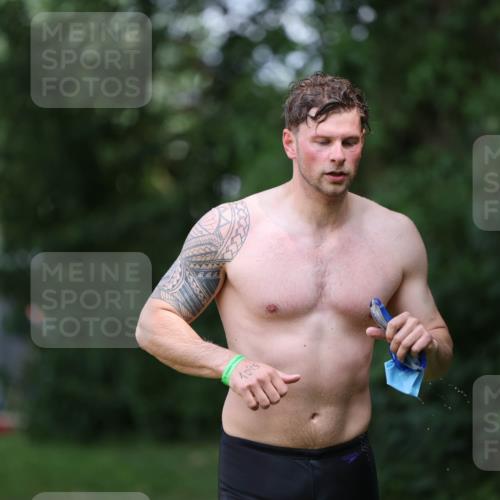 15.06.2025 - 7 Türme Triathlon Michael Strokosch http://msf.ph/oto/7968175 15.06.2025 12:54:16 Schwimmen 707, 734, 760, 930, 978, 990, 996, 1016, 1045, 1181 meine-sportfotos.de