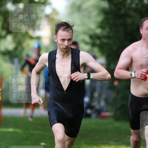15.06.2025 - 7 Türme Triathlon Michael Strokosch http://msf.ph/oto/7968373 15.06.2025 12:54:37 Schwimmen 707, 719, 734, 740, 802, 916, 939, 945, 998, 1006, 1104, 1105, 1182 meine-sportfotos.de