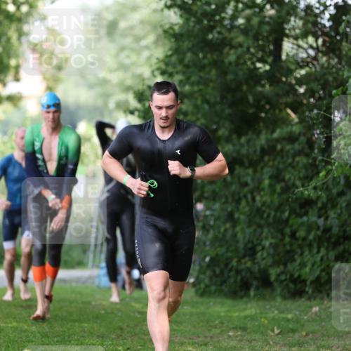 15.06.2025 - 7 Türme Triathlon Michael Strokosch http://msf.ph/oto/7968383 15.06.2025 12:54:39 Schwimmen 707, 719, 734, 740, 802, 916, 939, 945, 998, 1006, 1024, 1104, 1105, 1182 meine-sportfotos.de